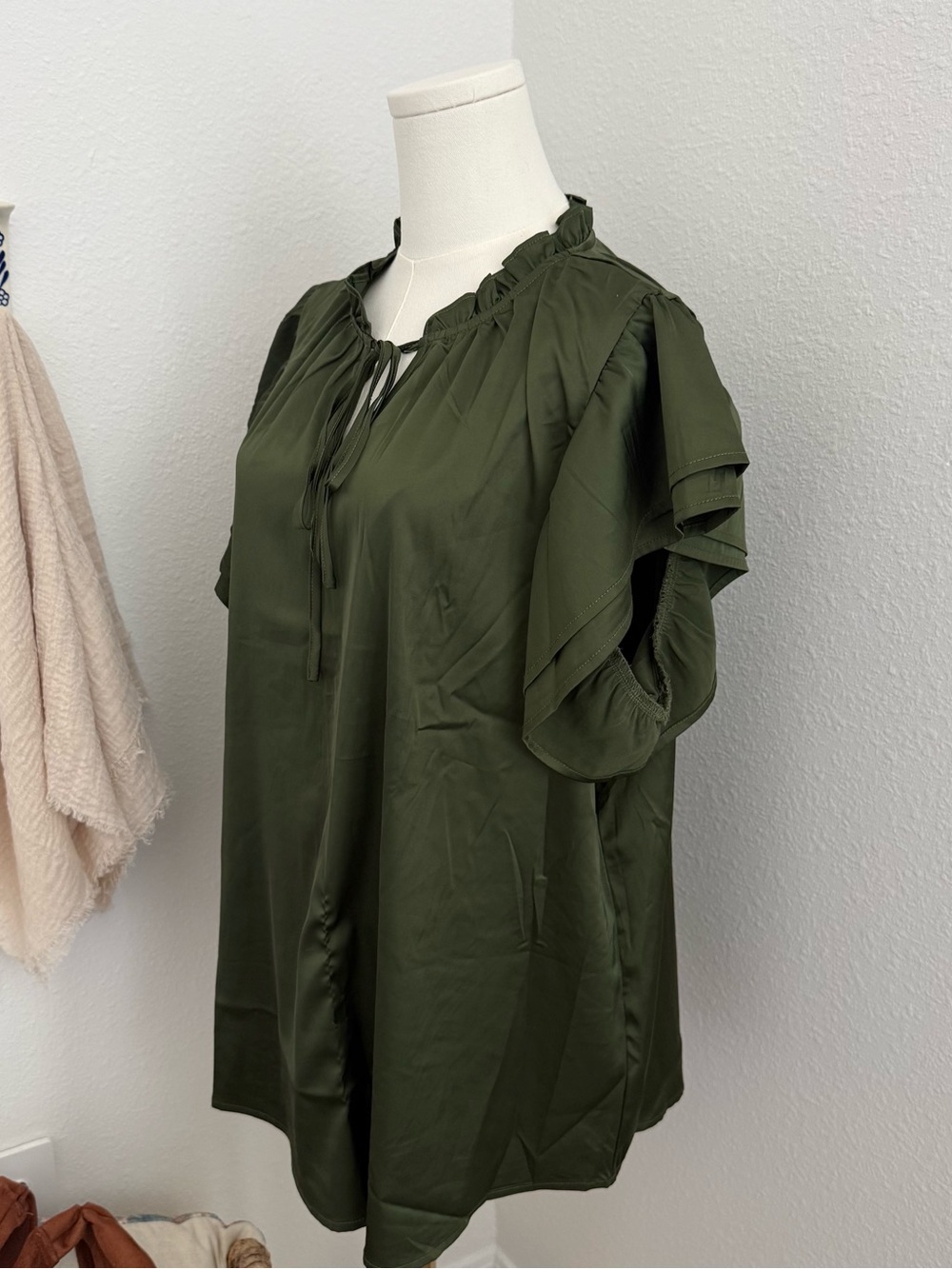 Flower & Feather Olive Green Ruffle Neck Blouse Size 1XL - Picture 5 of 8